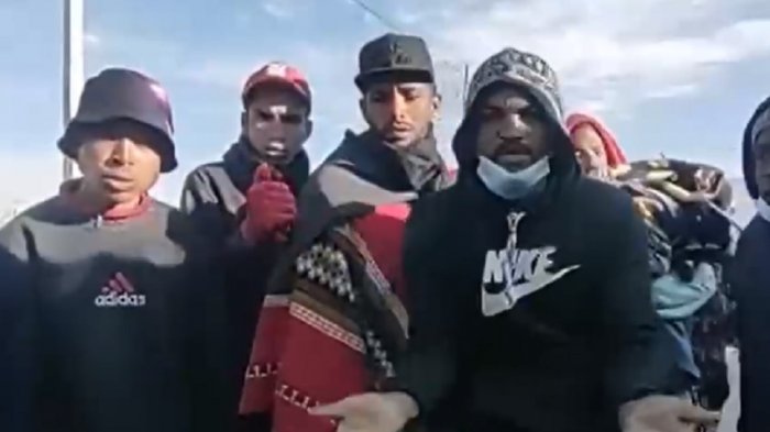 Cientos de migrantes han llegado al pueblo de Colchane: Piden ser trasladados a Iquique