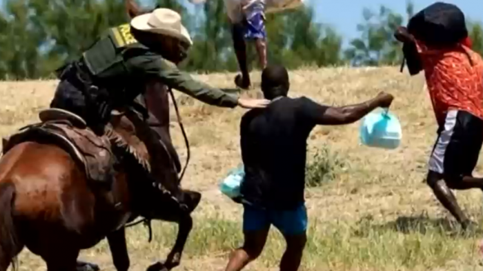 Crisis en la frontera de EE.UU: Usan caballos y látigos contra migrantes haitianos