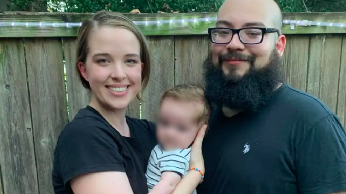 Padres usaron mascarilla en un restaurante para proteger a su guagua inmunodeprimida y los echaron del lugar