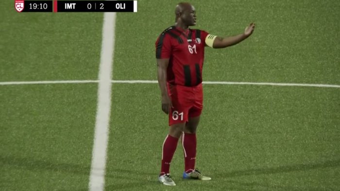Tiene 60 años y condenas en Europa: Vicepresidente de Surinam disputa encuentro oficial de la liga de campeones