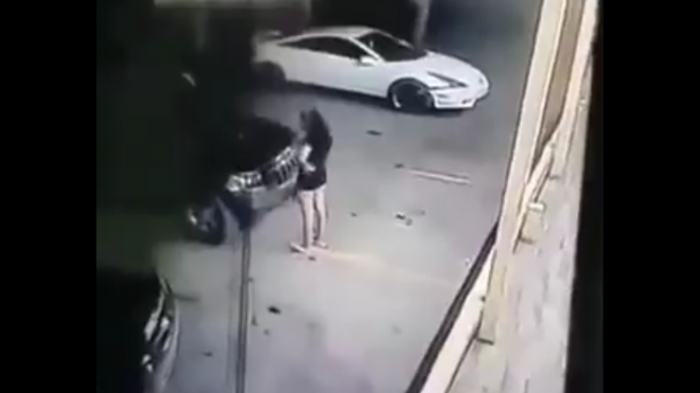 Mujer atropella y da muerte a su amiga tras perder el control de la camioneta en un estacionamiento