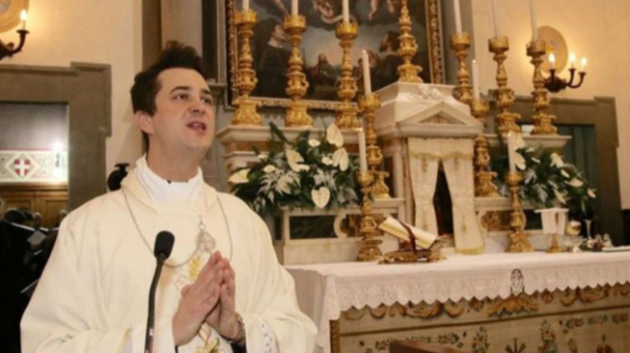 Sacerdote fue detenido por supuestamente utilizar dinero de feligreses para realizar orgías y comprar drogas