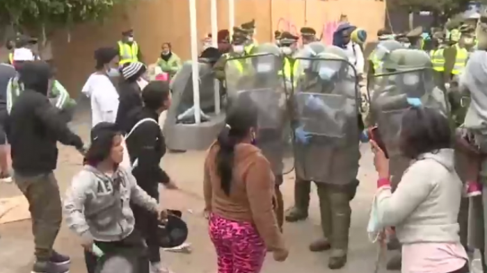 Entre enfrentamientos: Carabineros desalojó a inmigrantes de la Plaza Brasil de Iquique