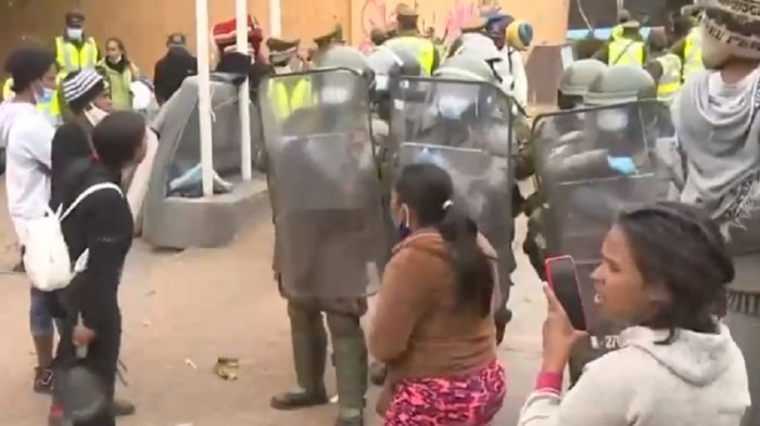 Desalojo en Iquique: Convocan marcha en contra de migrantes y levantan cercas en Plaza Brasil