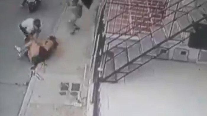 Niño de ocho años rescató a su madre de delincuente usando solo un paraguas