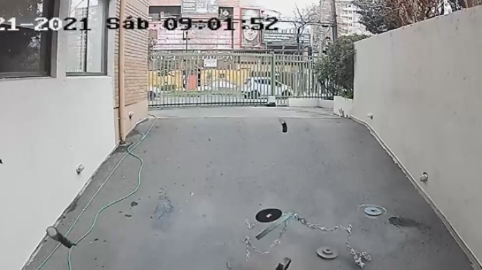 La comunidad está atemorizada: Pesas de acero caen desde el piso 17 y vecino se niega a sacarlas del balcón