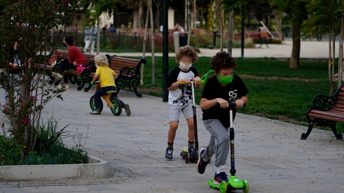 Moderna anunció ensayos de vacunas contra el COVID-19 en niños y adolescentes