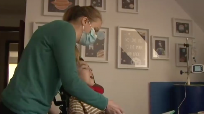 Denuncian que Isapre aún no acata fallo de cubrir gastos médicos de niño con parálisis cerebral