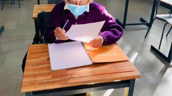 Adulta mayor de 93 años terminó el colegio y su bisnieta fue la profesora