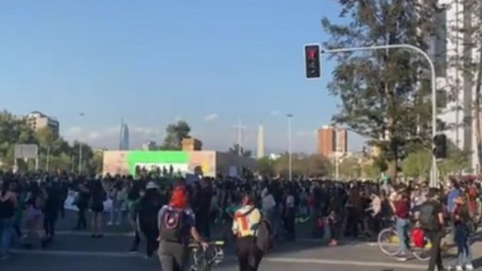 Manifestaciones en Plaza Italia: Se registran cortes de tránsito y cierre del Metro