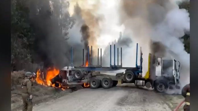 Tres lesionados y al menos 10 vehículos quemados dejaron dos ataques incendiarios en Lebu y Carahue