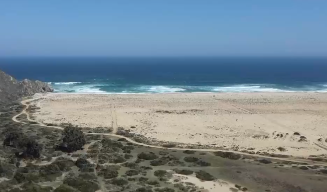 La lucha por la venta de parcelas y construcciones en la playa