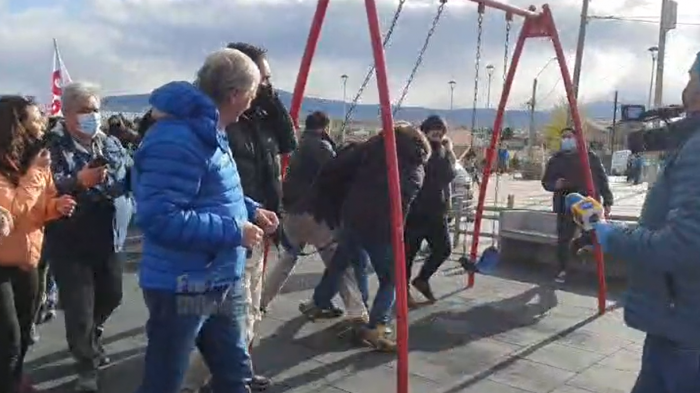 José Antonio Kast es funado bajo consignas y 