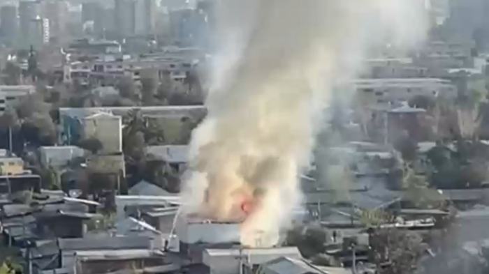 Gran columna de humo por incendio que se registró en viviendas de Ñuñoa