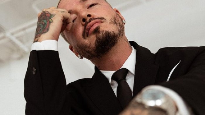 Siguen los coletazos: J Balvin contraataca con creación de ingenioso merchandising tras dichos de Residente