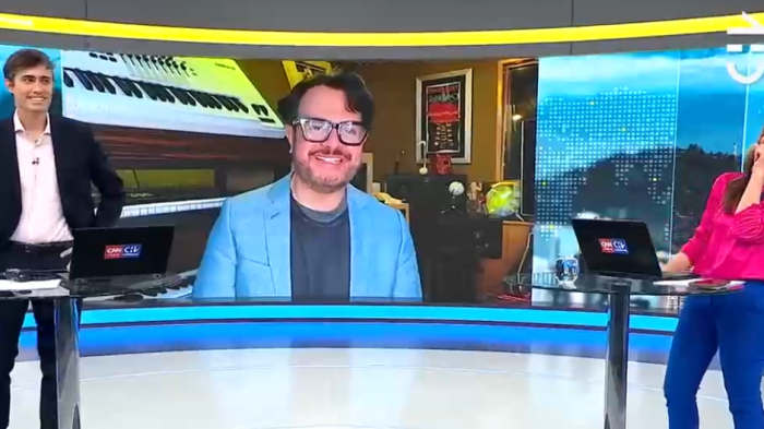 Roberto Cox sorprendió a Karina Álvarez con un saludo de Aleks Syntek en medio del noticiero