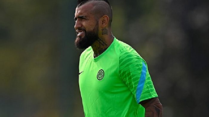 Viralizan registro en que aparece Arturo Vidal en evidente estado de ebriedad en ciudad cercana a Milán