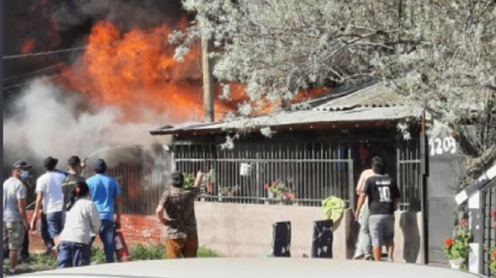 Gran incendio en la comuna de Pudahuel deja un fallecido y 25 damnificados