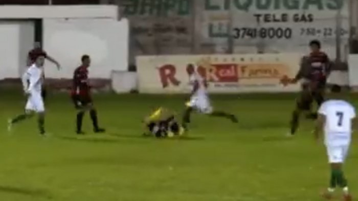 Terrible agresión en Brasil: Jugador golpeó a un árbitro hasta dejarlo inconsciente en pleno partido