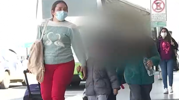 Polémica duró 48 horas: Madre e hijos atrapados en aeropuerto por protocolo de viajes al extranjero