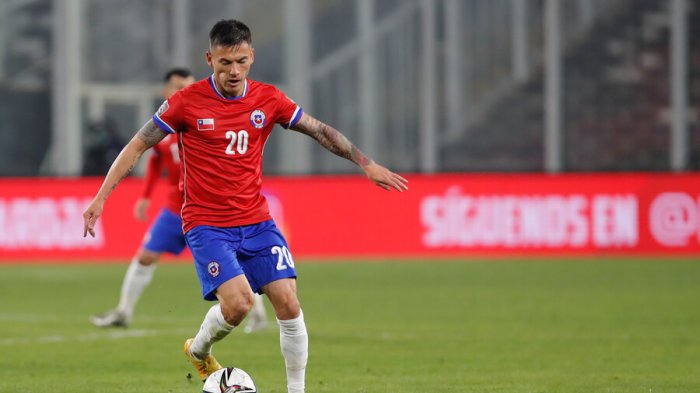 “La idea es que compita y juegue”: Lasarte confía en que Aránguiz pueda estar ante Perú