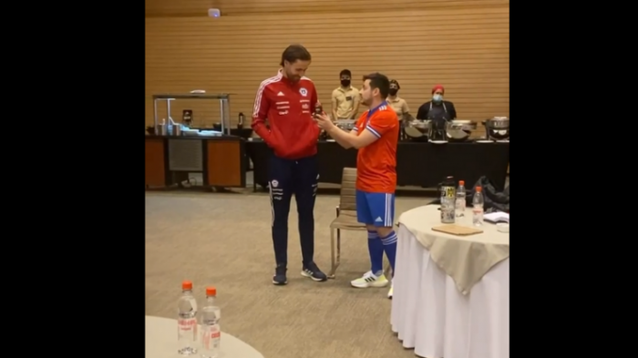 Fue a la concentración de la Roja: El particular regalo del Pollo Castillo a Ben Brereton