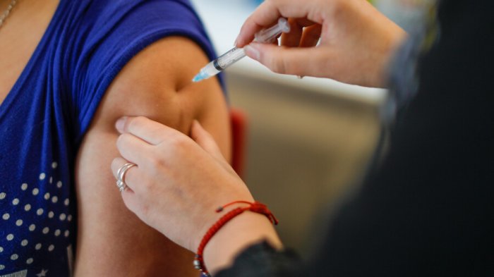 Dosis de refuerzo avanza hasta personas de 28 años: El calendario de vacunación para este 7 de octubre