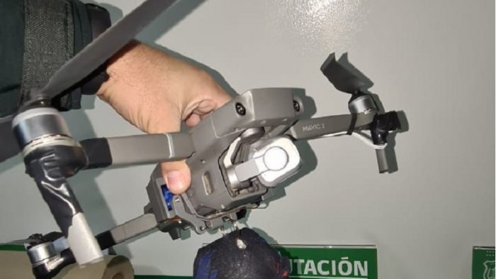 Gendarmes capturan dron que buscaba ingresar droga a la ex penitenciaría de Santiago: Traía pasta base y marihuana