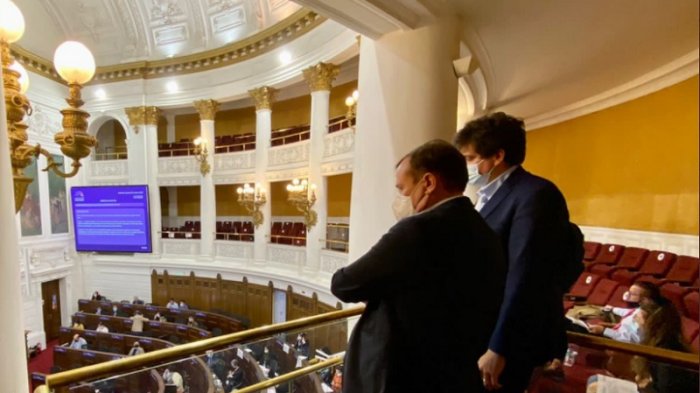 Diputado Schalper generó polémica entre los constituyentes al acudir como 