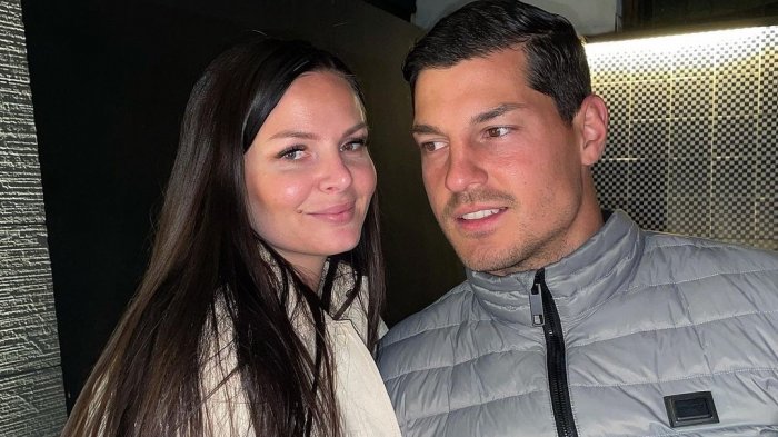 Pareja de Miiko Albornoz sorprendió en redes sociales comiendo un completo con cubiertos