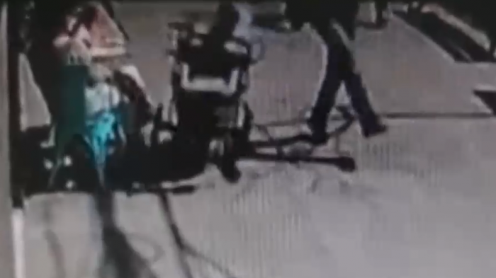 Captan momento exacto en que hombre patea coche con una guagua de 7 meses en Providencia