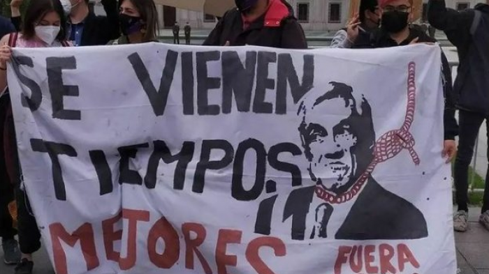 Estudiantes llegan al frontis de La Moneda exigiendo la destitución del presidente Sebastián Piñera