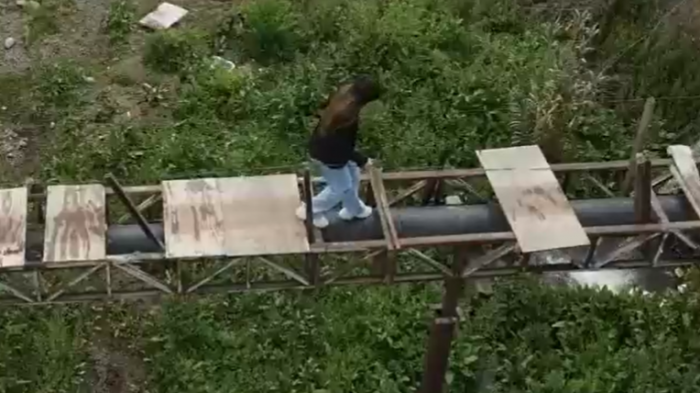 Chile a medias: Vecinos de Colina usan tubería como pasarela