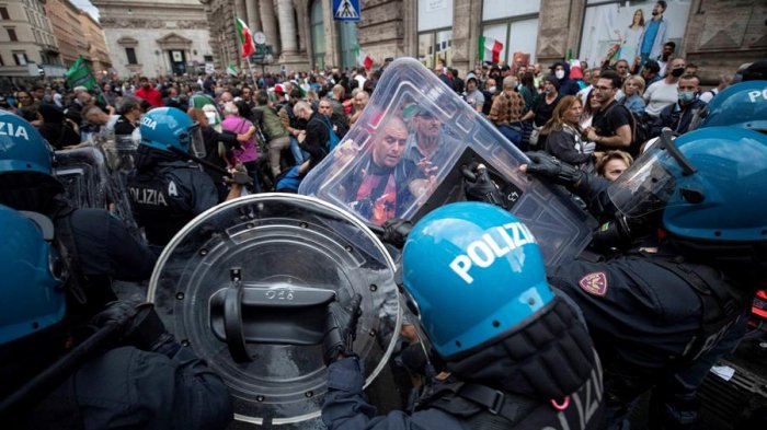 Grupos antivacunas y neofascistas se enfrentaron con la policía italiana en Roma