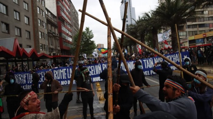 Plaza Italia: Una mujer lesionada, 7 carabineros heridos y 11 detenidos tras manifestación de pueblos originarios