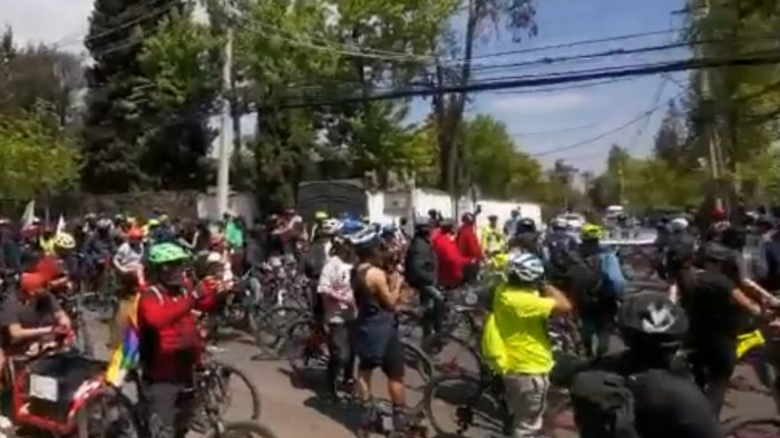 Ciclistas trataron de llegar a la casa del presidente Sebastián Piñera para exigir su renuncia