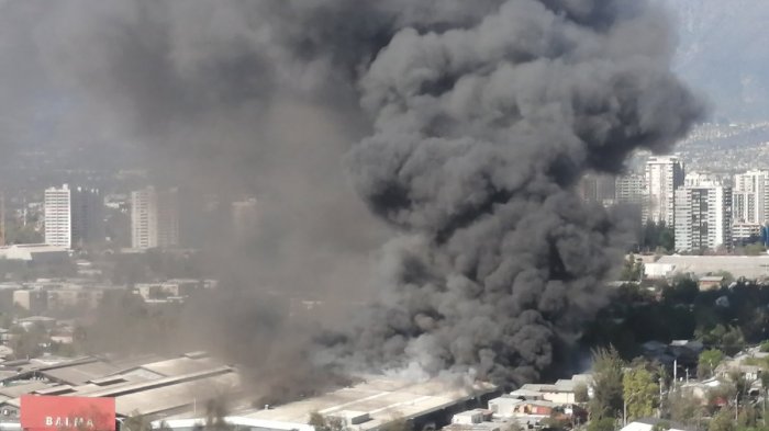 Incendio consume fábricas en Macul: Confirman hallazgo de cuerpo al interior de bodega afectada