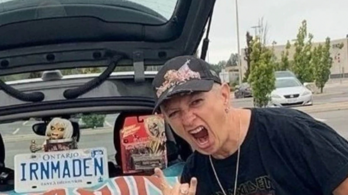 Grupo de apoderados se moviliza para remover a directora que es fanática de Iron Maiden