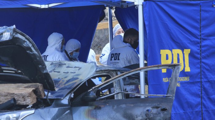 Hallan cuerpo calcinado al interior de auto quemado en Quebrada de Macul