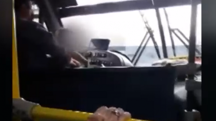 En plena hora punta: Chofer de bus condujo con una guagua en sus brazos