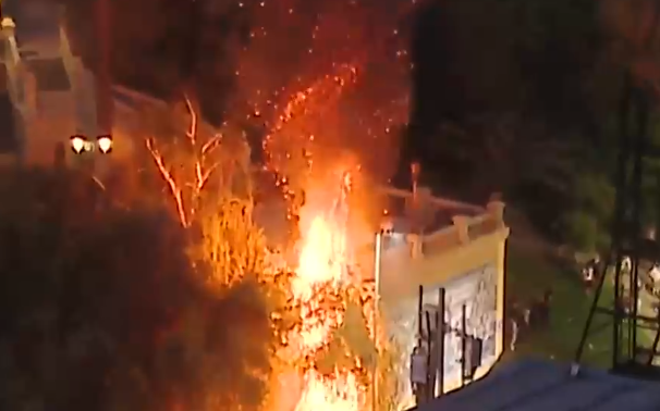 Incendio en cerro Santa Lucía: Llamas son controladas por el carro lanza agua