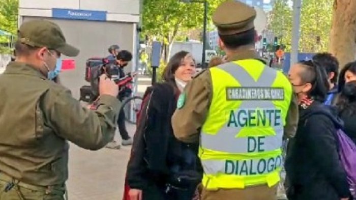 ¿Cuál es el rol del Agente de Diálogo?: Carabineros y su nueva figura policial en la conmemoración del 18-0
