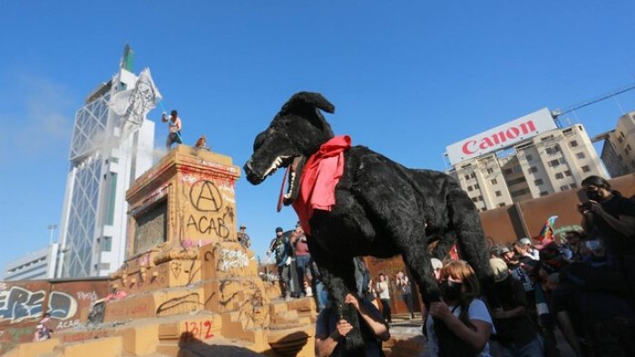 Conmemoración 18-O: Manifestantes instalan perro símbolo del estallido en lugar de estatua del general Baquedano