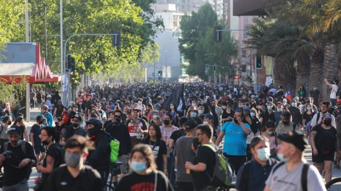 A lo largo de todo Chile: Manifestantes comienzan a repletar las calles en la conmemoración del 18-0