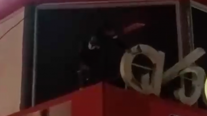 Hombre quedó atrapado en el techo tras presunta participación en saqueo a local comercial