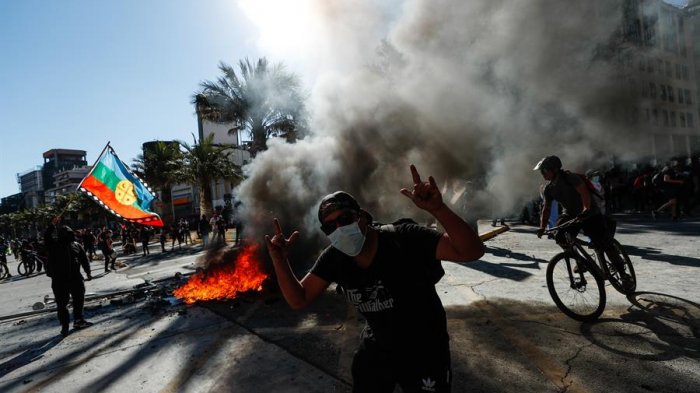 Aniversario del 18-O: Manifestaciones masivas y saqueos marcaron la jornada a lo largo del país