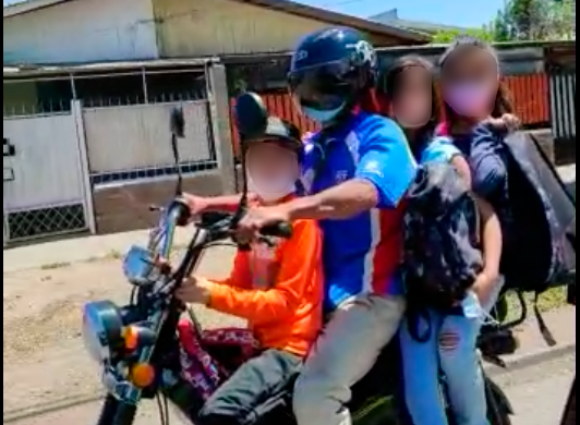 Irresponsable conducta: Sujeto es sorprendido manejando una moto con tres niños sin casco