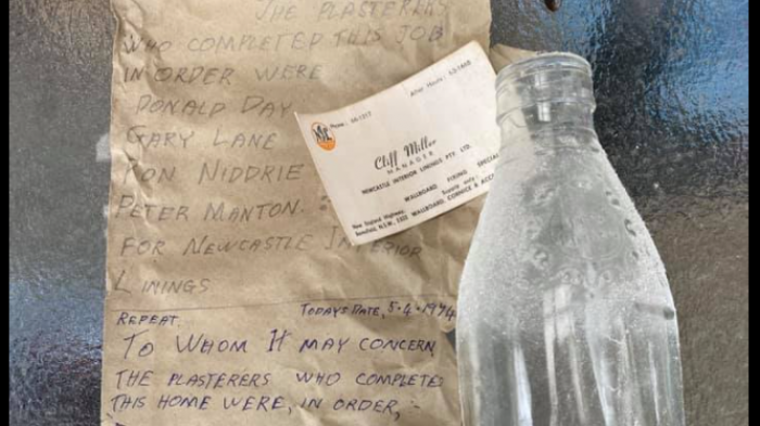 Encontró carta escondida en la pared de su casa escrita hace 47 años y localizó a uno de los autores