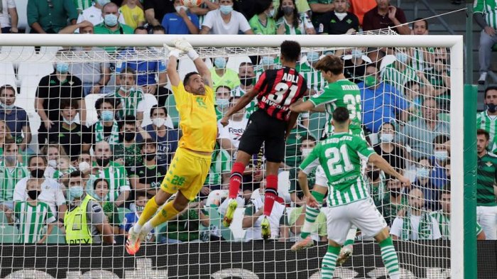 Bravo tuvo un buen desempeño en empate del Betis ante el Leverkusen por la Europa League