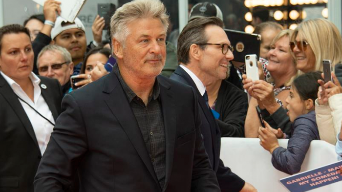 Tragedia en el set: Alec Baldwin disparó un arma en pleno rodaje de película y mató a compañera